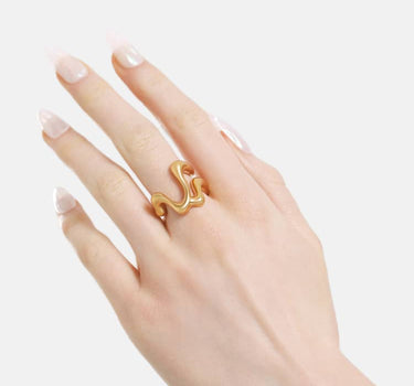 anillo escultórico de oro