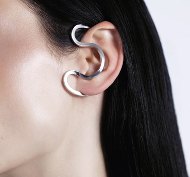 Ear cuff de plata alrededor de la oreja