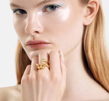 anillo escultórico de oro