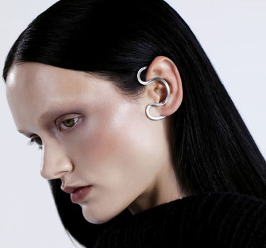 Ear cuff de plata alrededor de la oreja