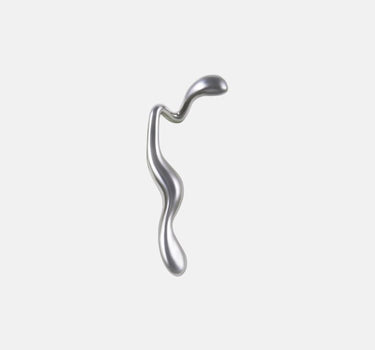 pendientes líquidos de plata que rodean las orejas