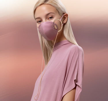 Mascarilla de seda rosa con cadena