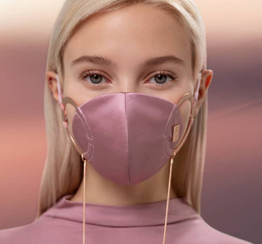 Mascarilla de seda rosa con cadena