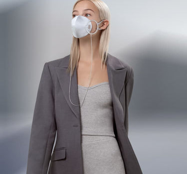 Mascarilla de seda gris con cadena