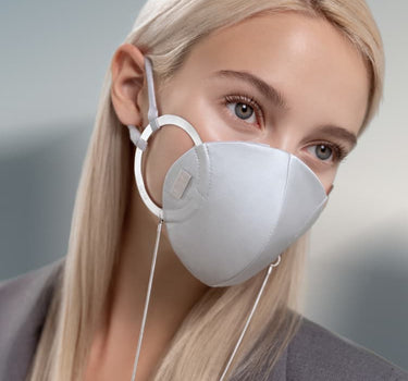 Mascarilla de seda gris con cadena