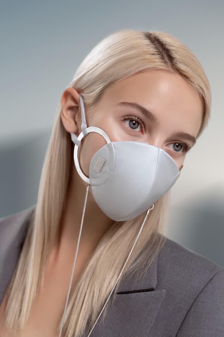 Mascarilla de seda gris con cadena