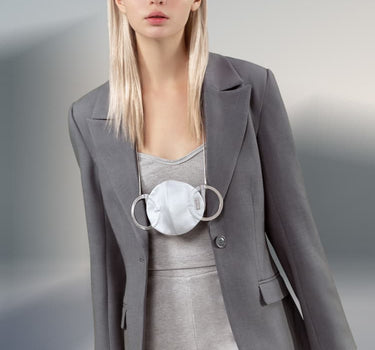 Mascarilla de seda gris con cadena