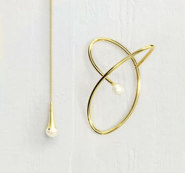 Ear cuff de oro con perla y cadena
