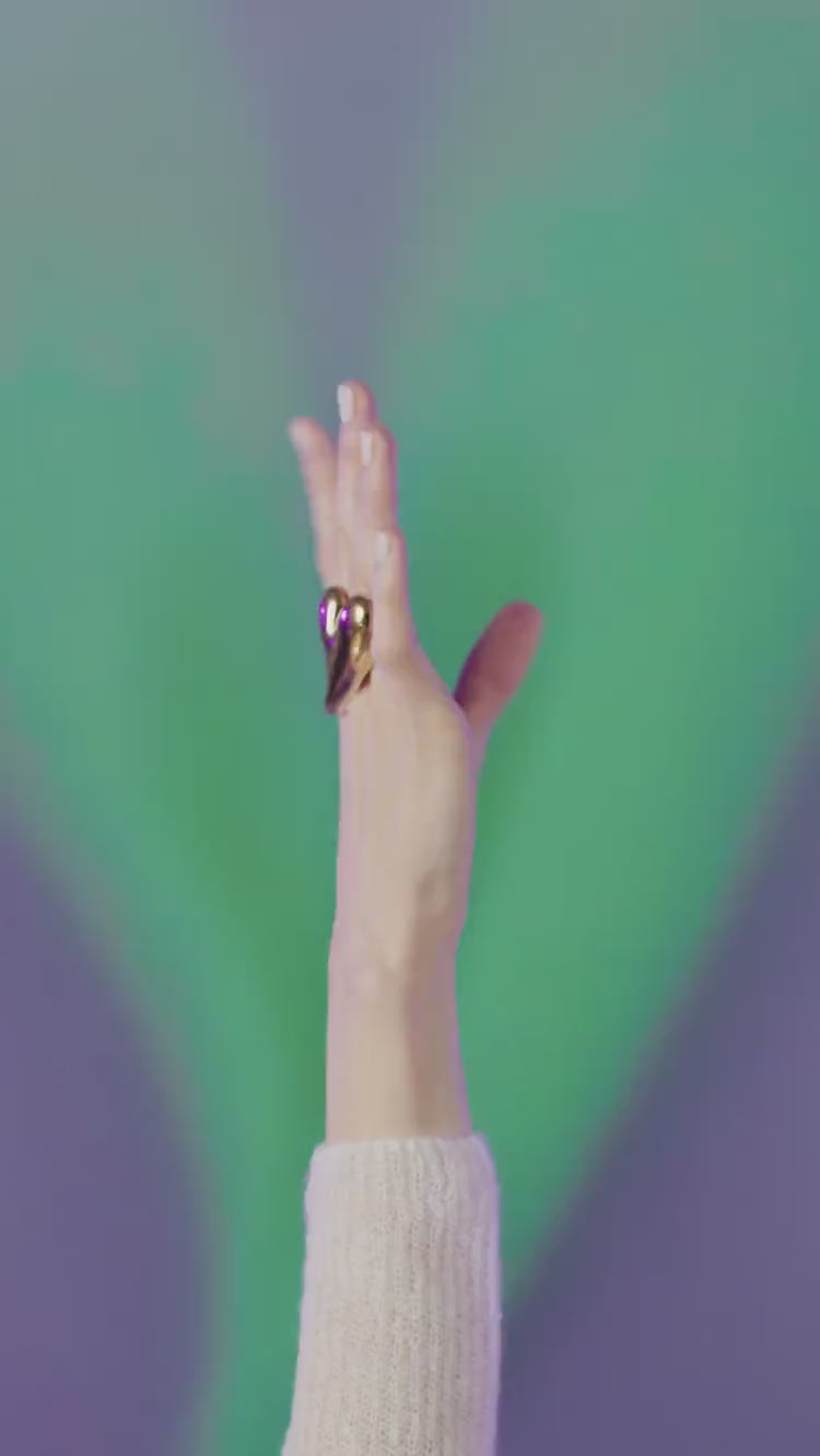 Anillo grande de oro en forma de corazón