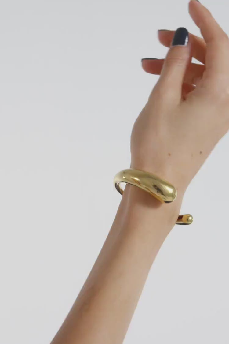 Brazalete rígido tipo torque de oro