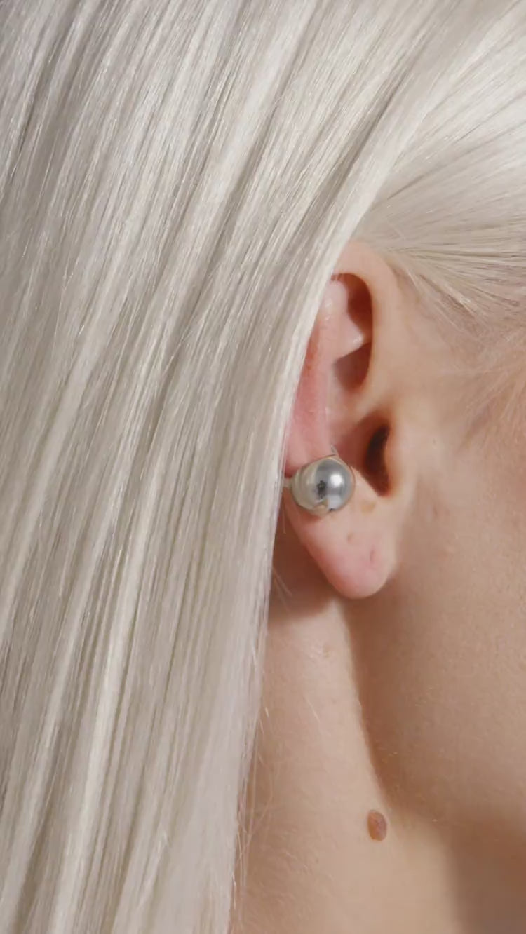 Ear cuff huggie con bola de plata