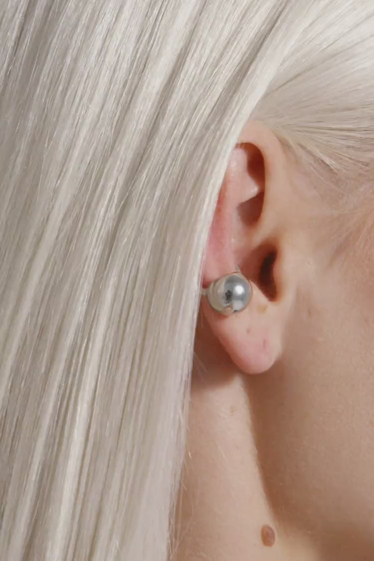 Ear cuff huggie con bola de plata