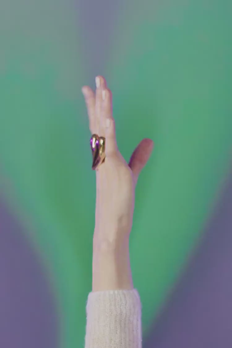 Anillo grande de oro en forma de corazón