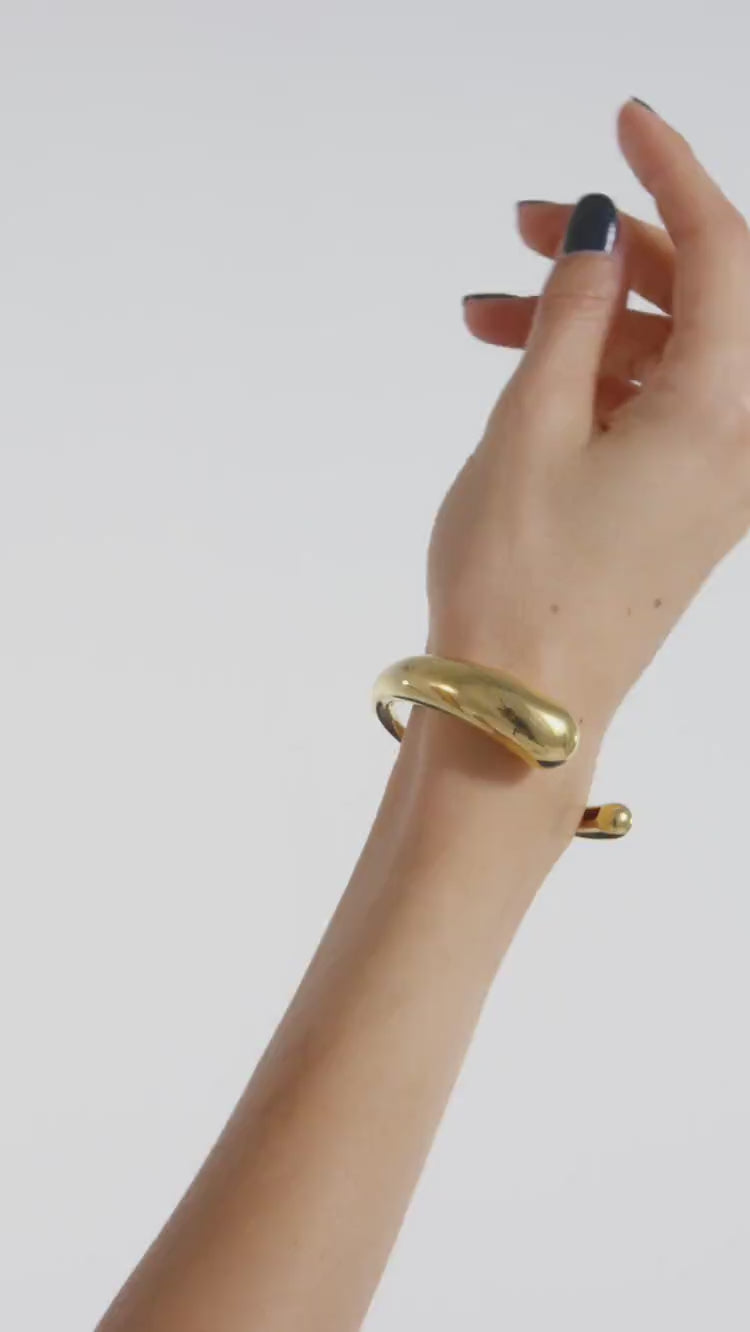 Brazalete rígido tipo torque de oro