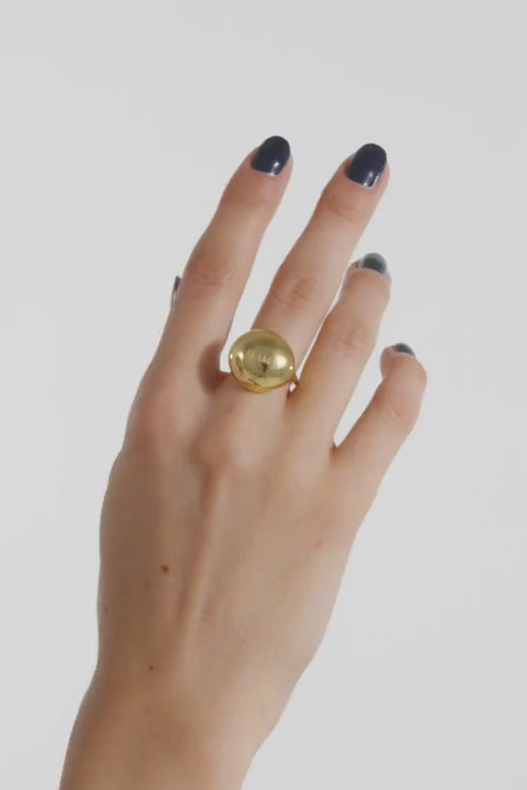 Anillo de bola de oro